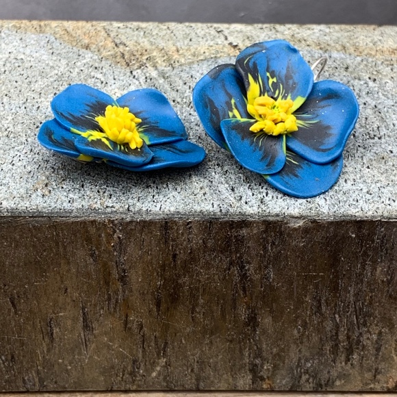 Matana Handmade Flower earrings in Blue and Yellow - Picture 7 of 8